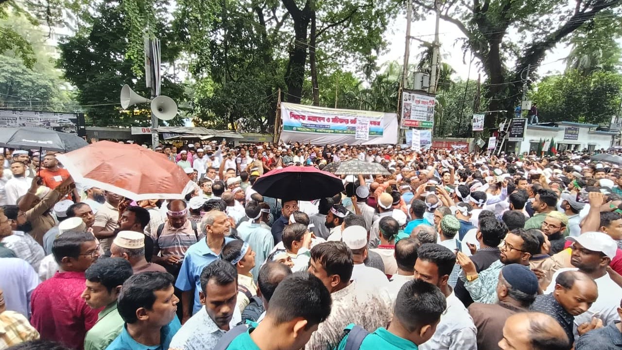 সরকারকে এক মাস সময় দিলেন শিক্ষকরা