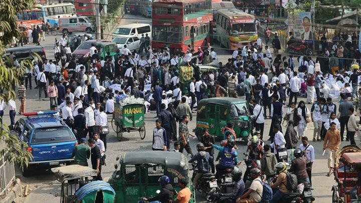 রাজধানীতে সড়ক অবরোধে নাকাল নগরবাসী