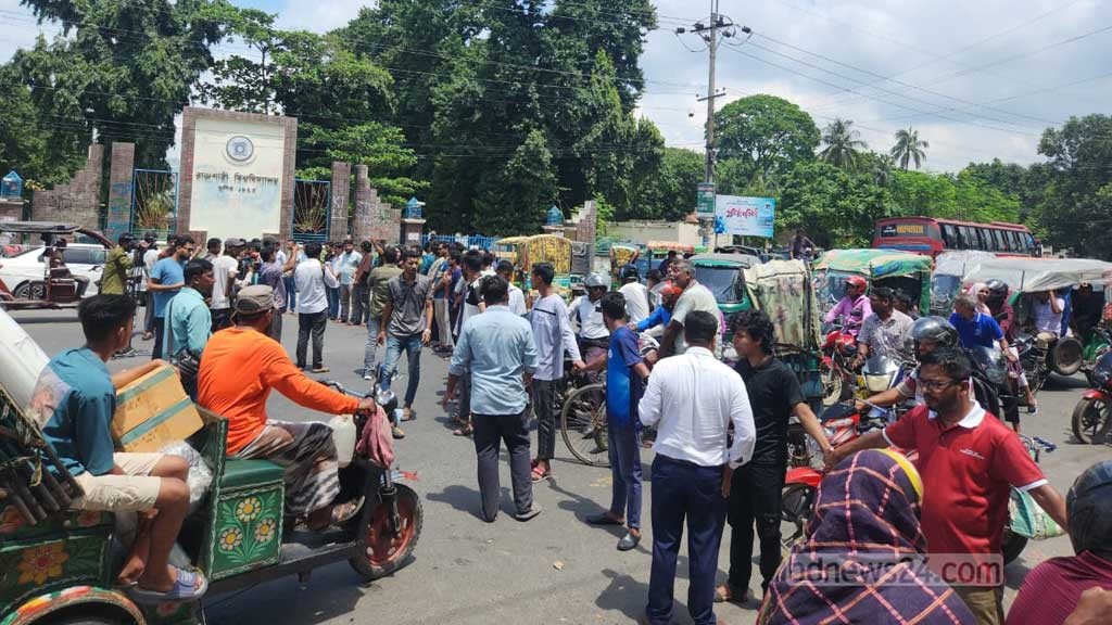 নুরের ওপর ‘হামলা’: মহাসড়ক অবরোধ করে বিক্ষোভ