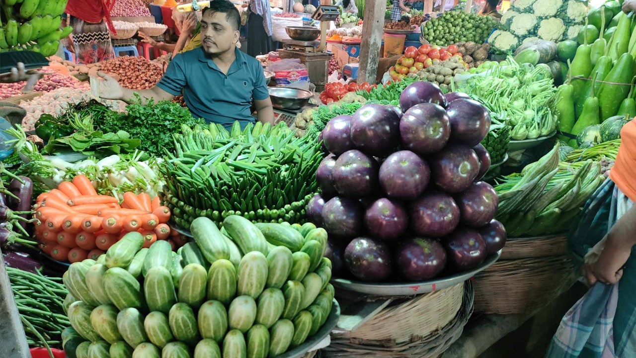 সবজির বাজারে  আগুন : কাঁচা মরিচের কেজি ৪ শ' টাকা